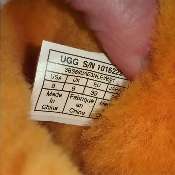 UGG Classic Mini II Short Suede Sheepskin Boots in California Poppy. Size 8 - Picture 10 of 10